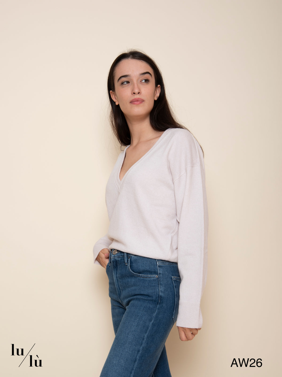 April - Maglia in lana con scollo profondo