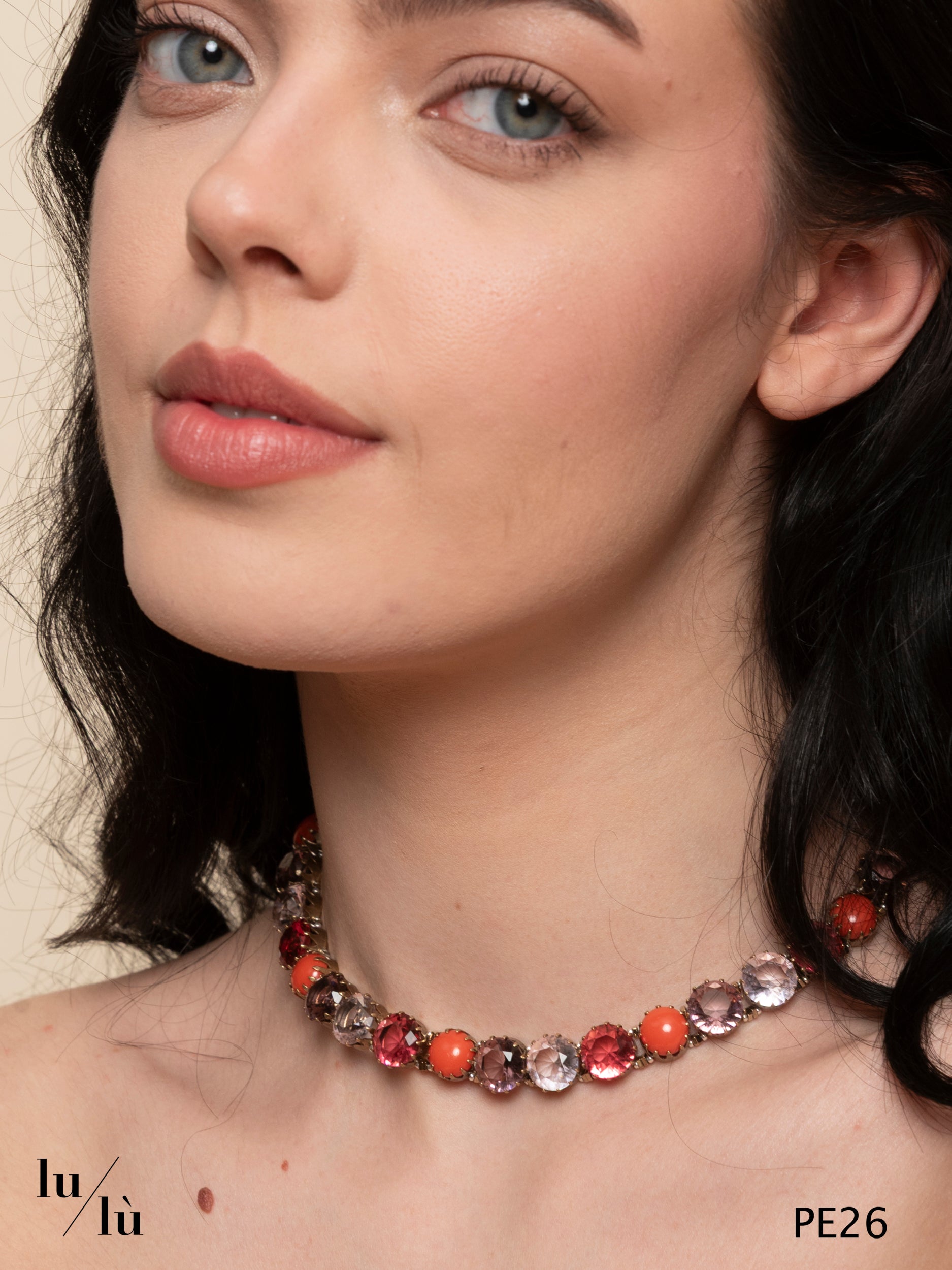 Apollonia Corallo - Collana girocollo con cristalli e dettagli corallo
