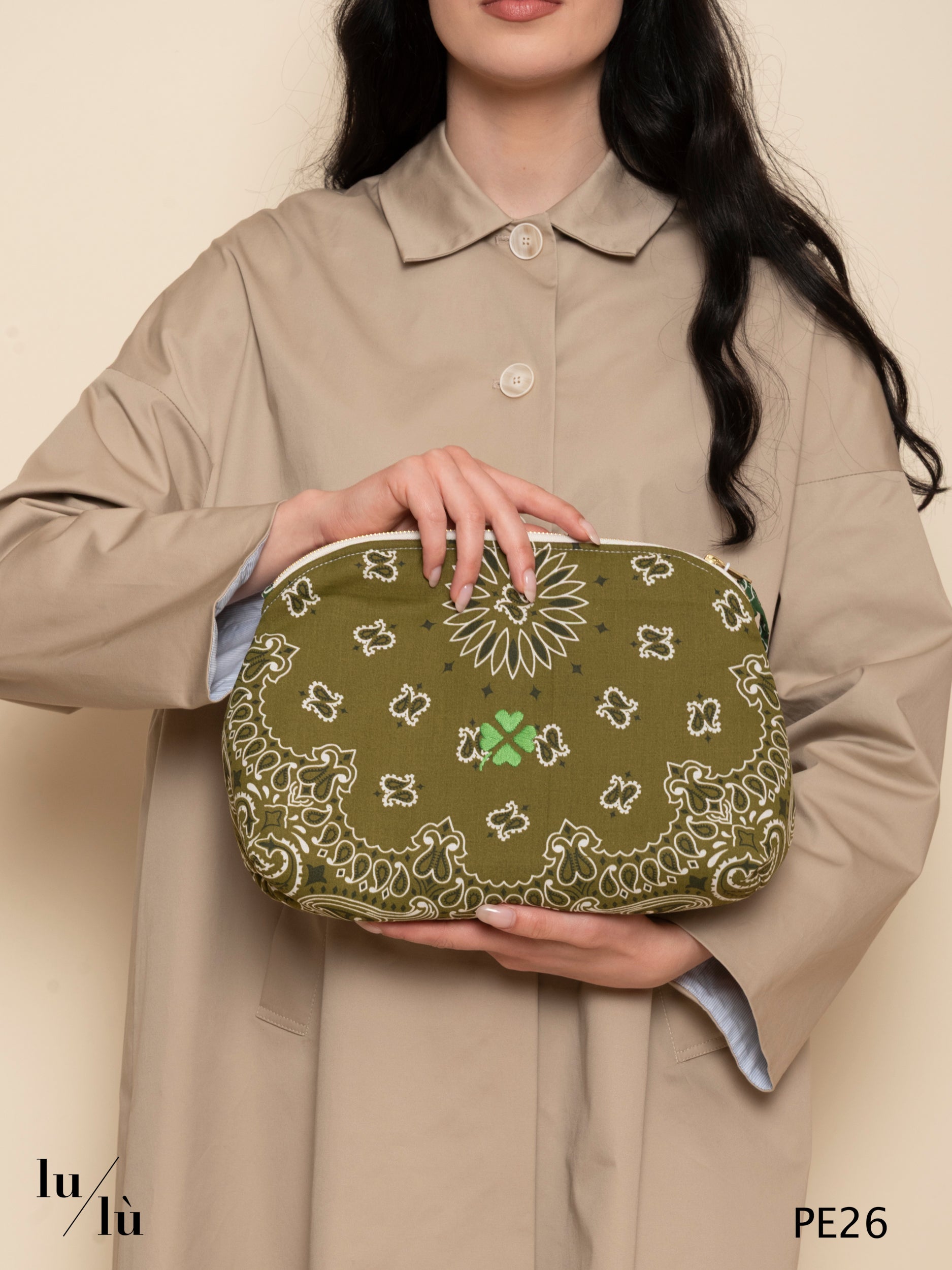 Mindy - Pochette bandana ricamata quadrifoglio in cotone