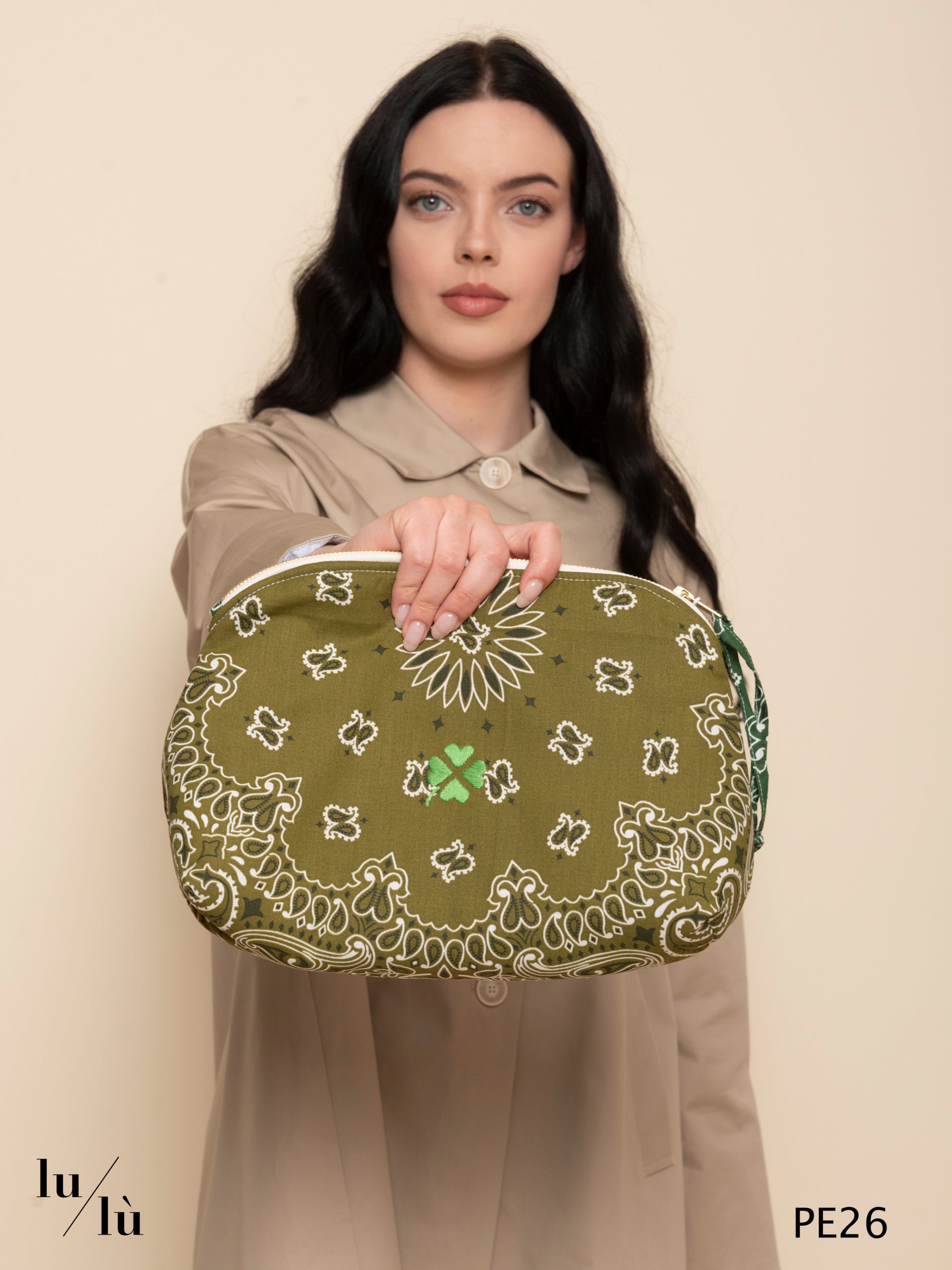 Mindy - Pochette bandana ricamata quadrifoglio in cotone