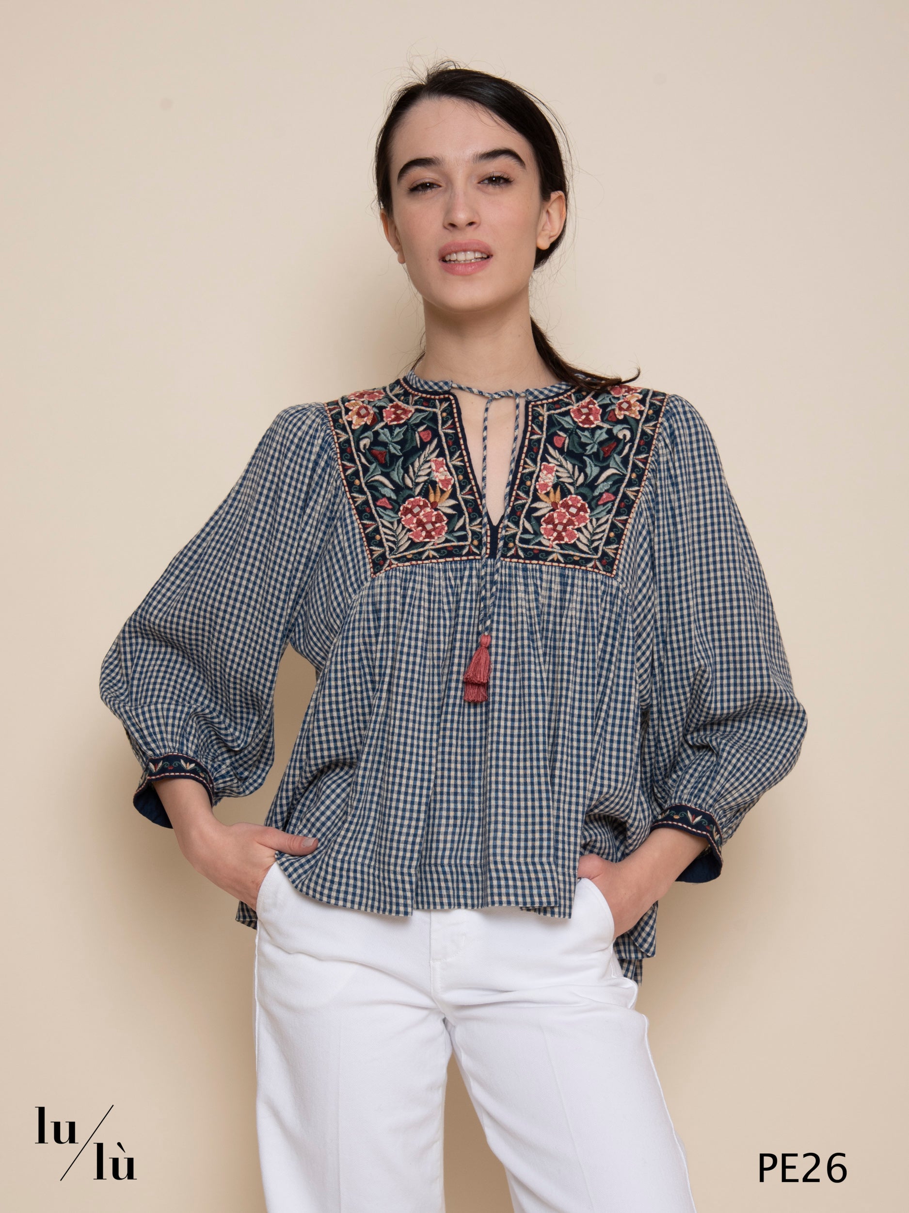 April - Blusa donna in cotone con plastron ricamato