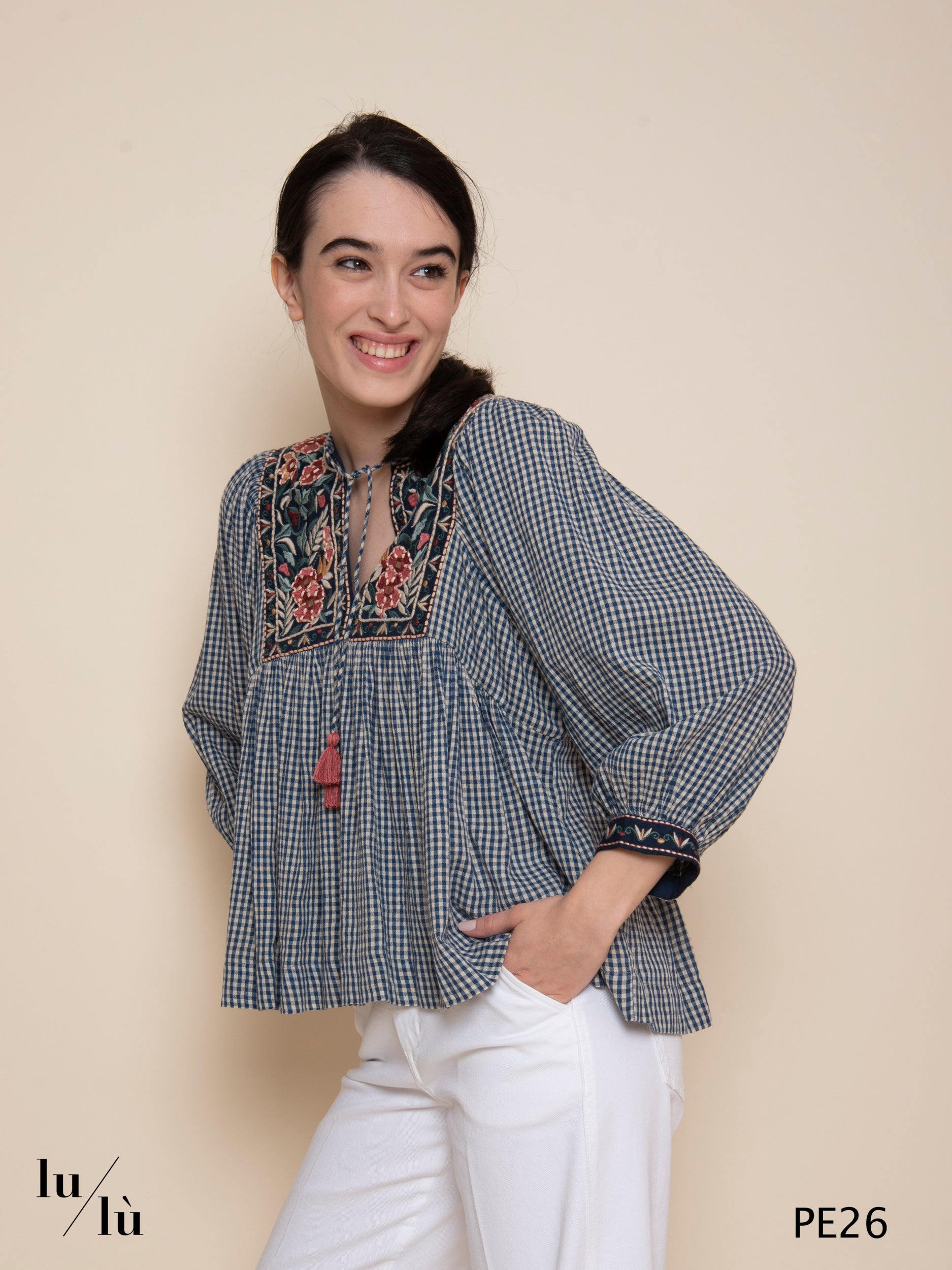 April - Blusa donna in cotone con plastron ricamato