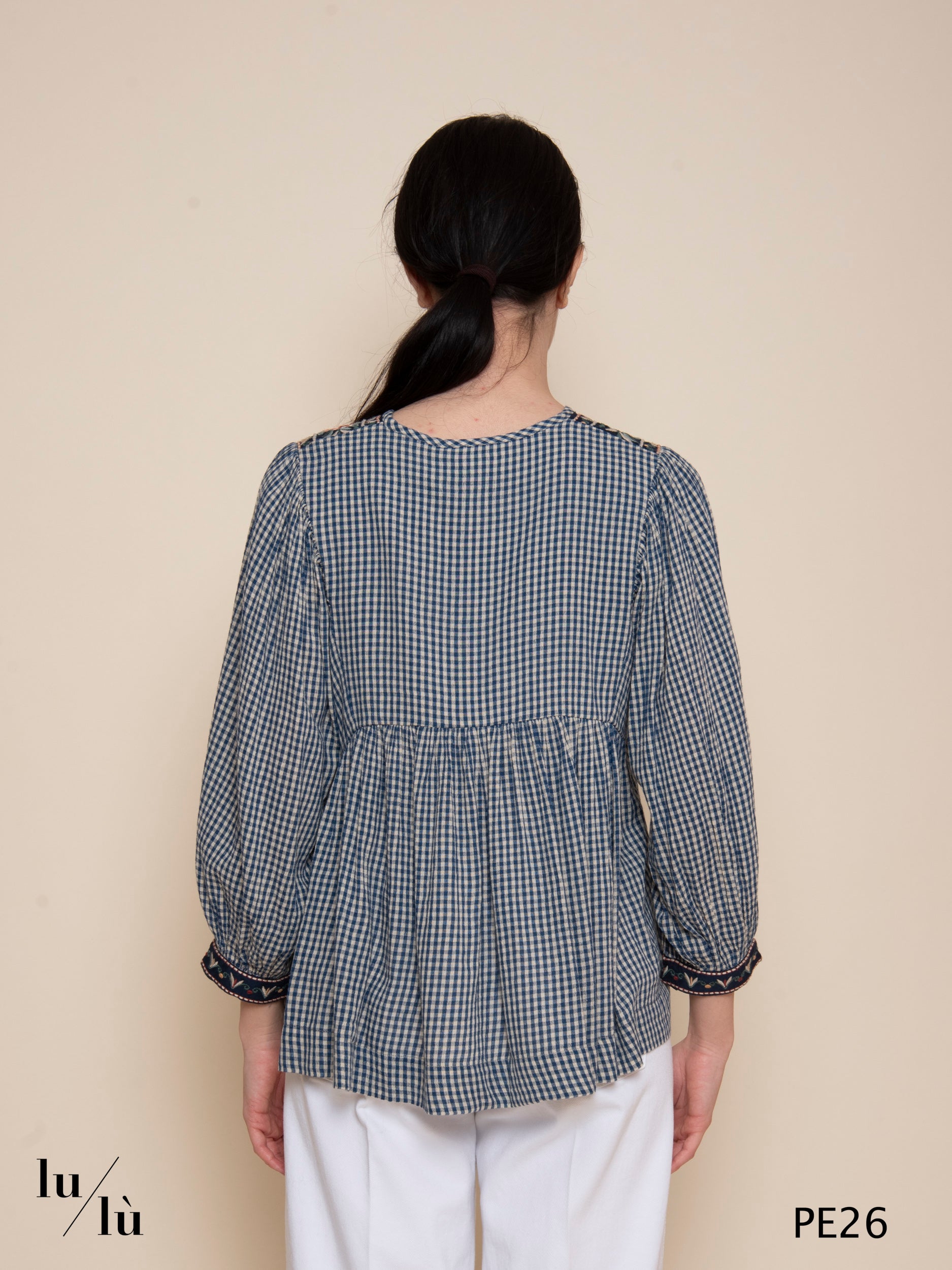 April - Blusa donna in cotone con plastron ricamato
