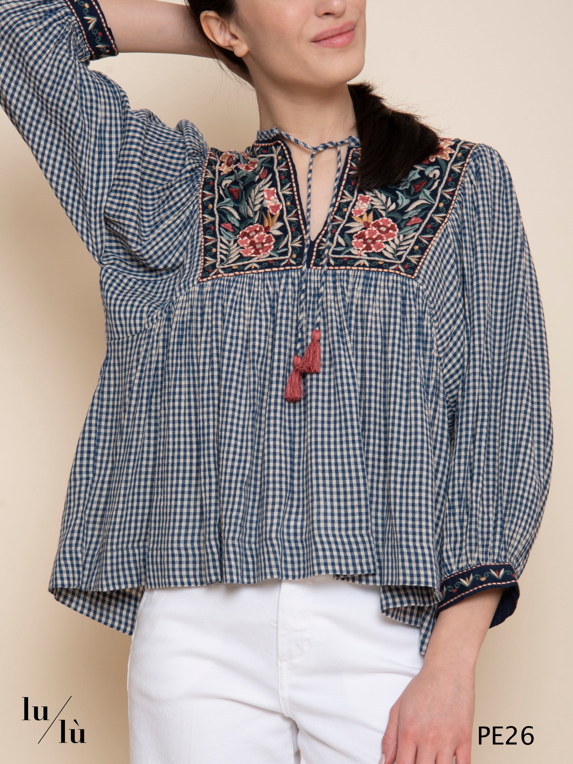 April - Blusa donna in cotone con plastron ricamato