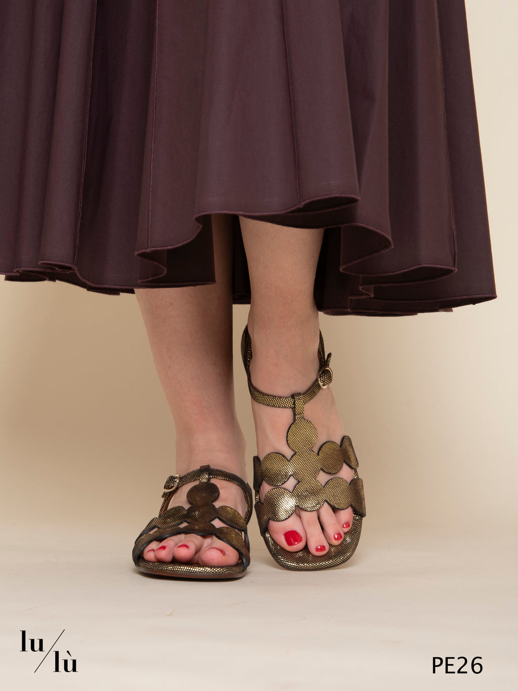 Tika - Sandalo flat in pelle laminata platino