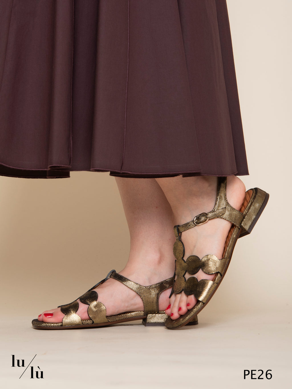 Tika - Sandalo flat in pelle laminata platino