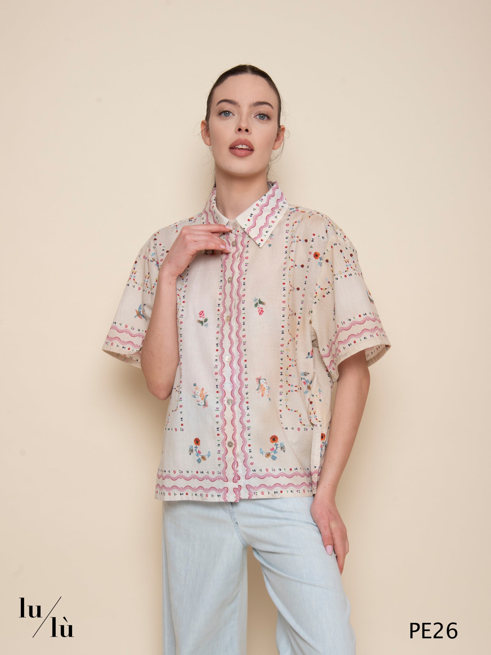 Raya - Camicia boxy in cotone a manica corta con stampa foulard