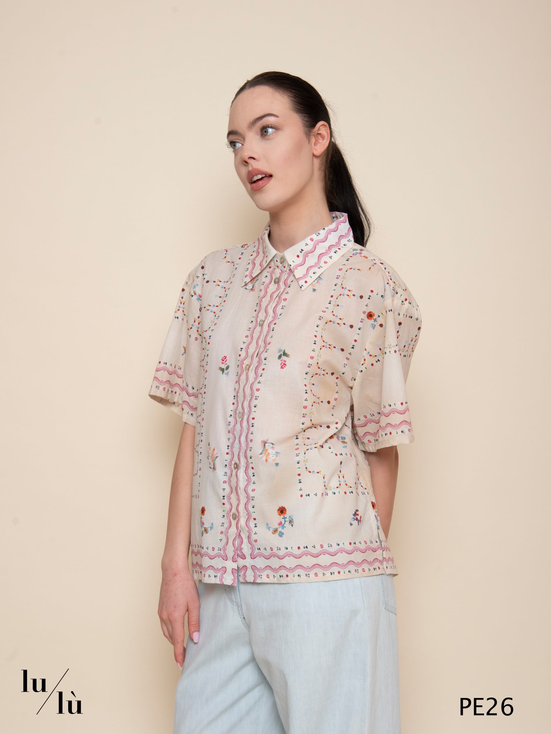 Raya - Camicia boxy in cotone a manica corta con stampa foulard