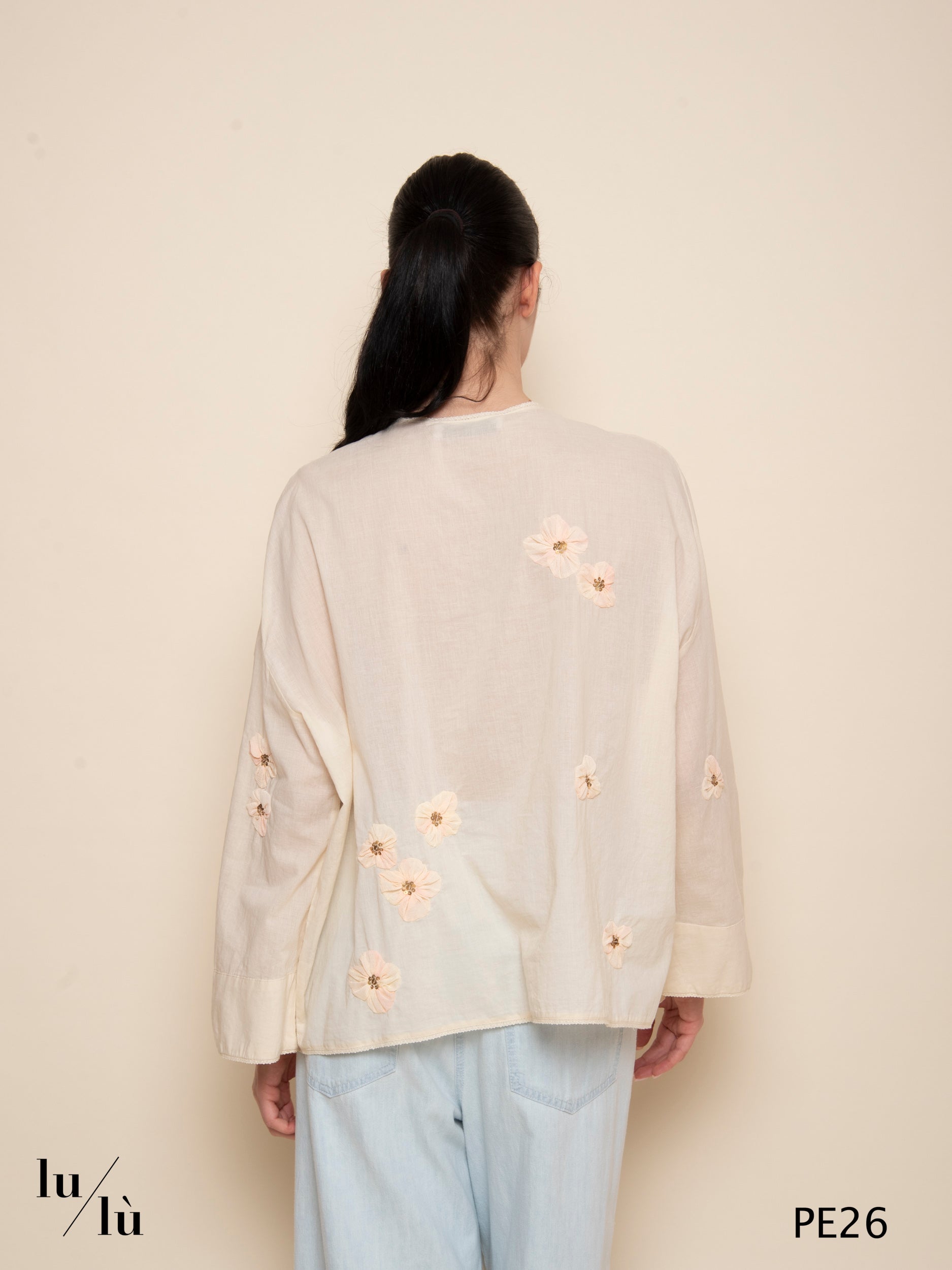 Topazio - Blusa romantica donna in mussola di cotone con fiori ricamati