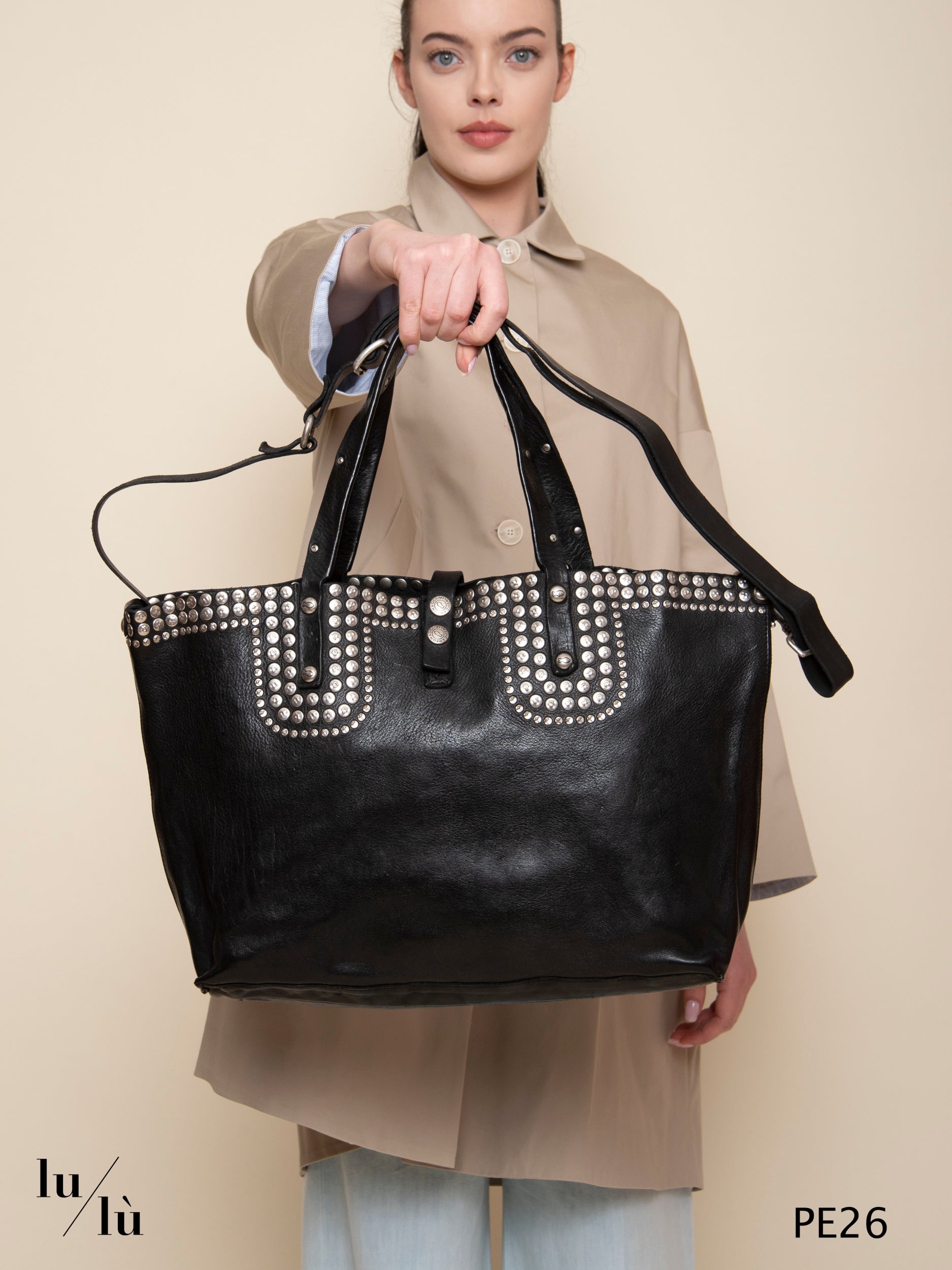 Bella - Borsa in pelle nera con borchie