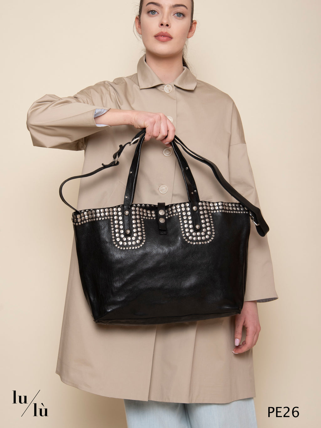 Bella - Borsa in pelle nera con borchie
