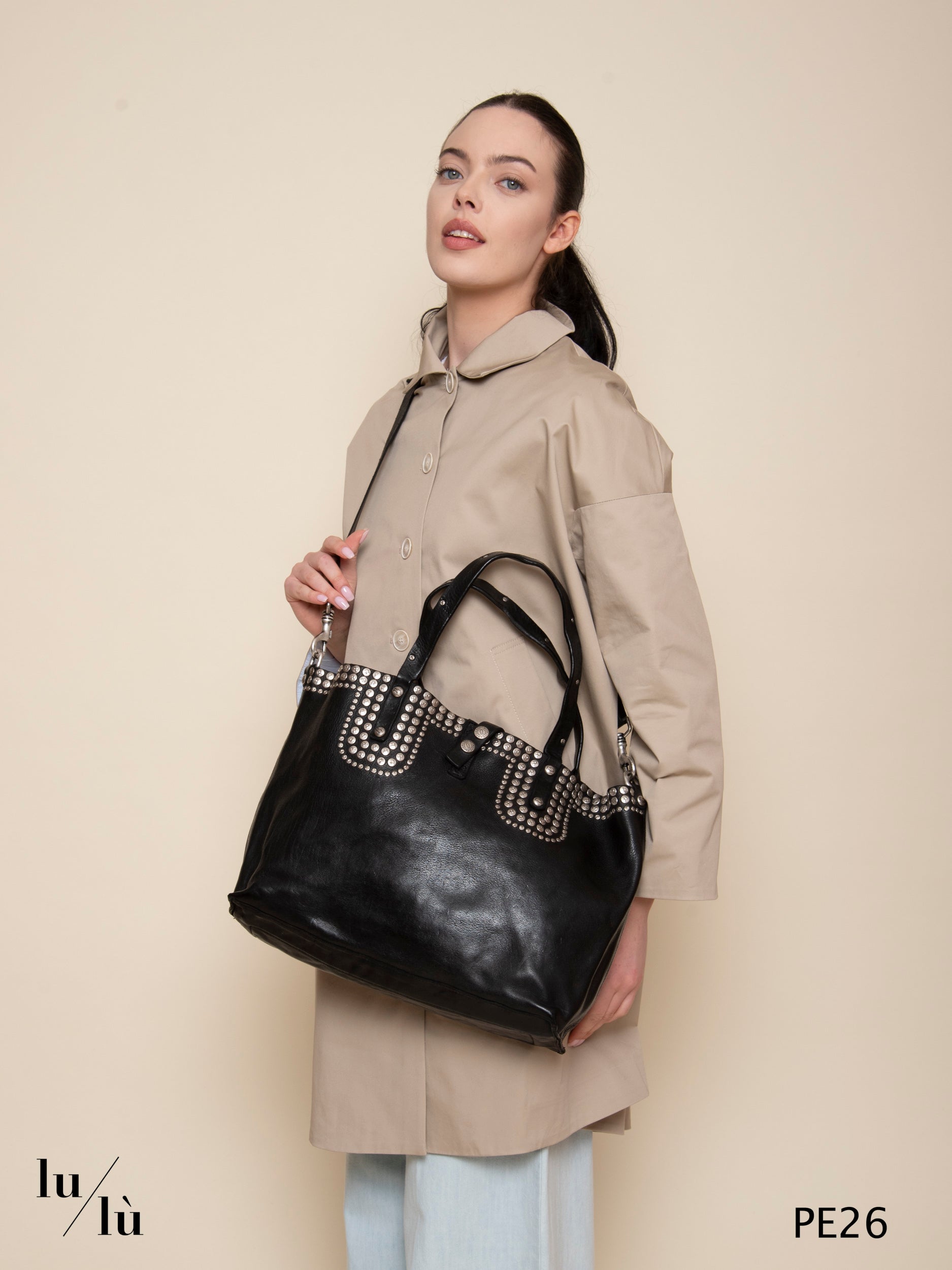 Bella - Borsa in pelle nera con borchie