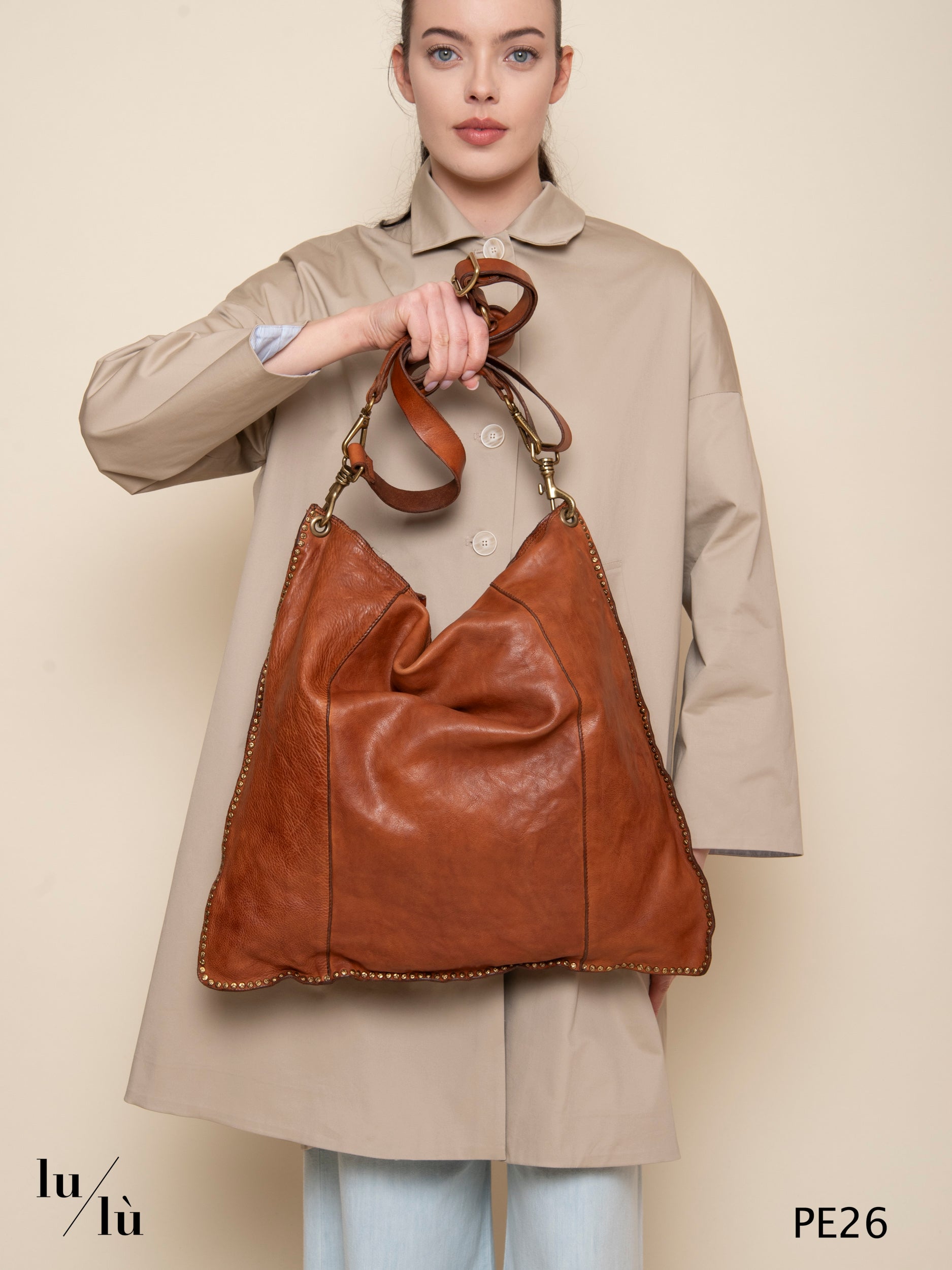 Elsa - Borsa in pelle cognac con borchie