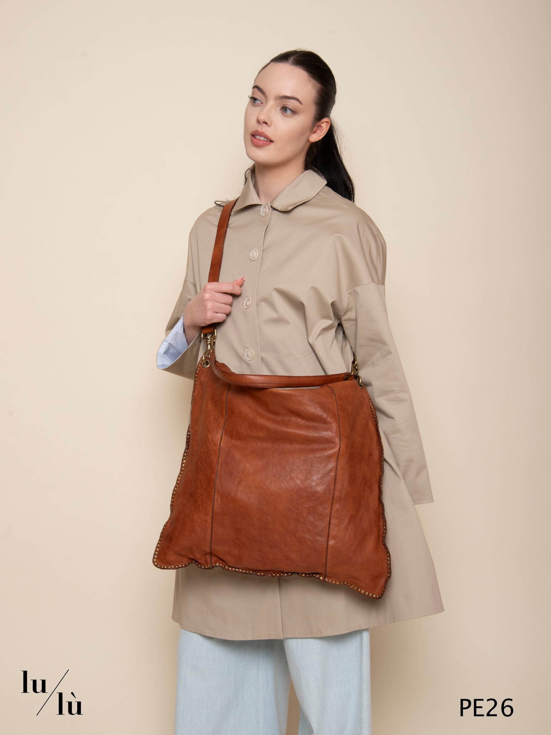 Elsa - Borsa in pelle cognac con borchie