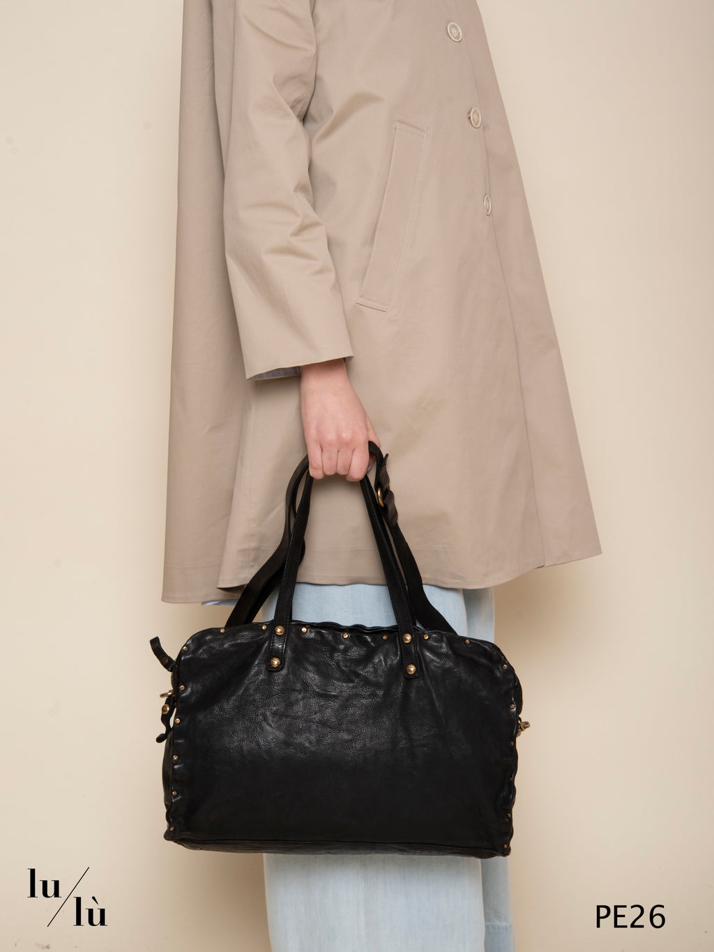 Clelia - Borsa nera in pelle con borchie