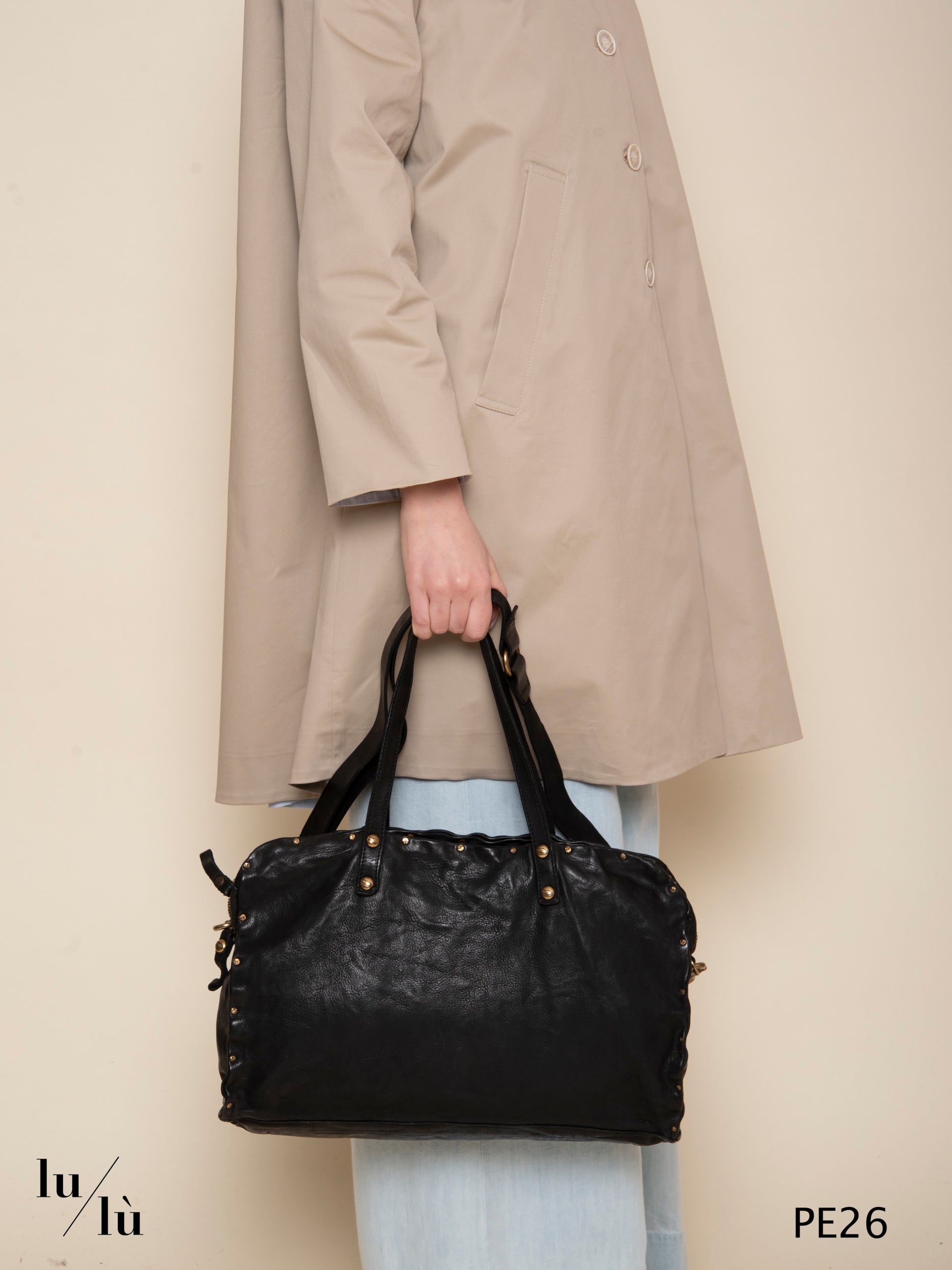 Clelia - Borsa nera in pelle con borchie