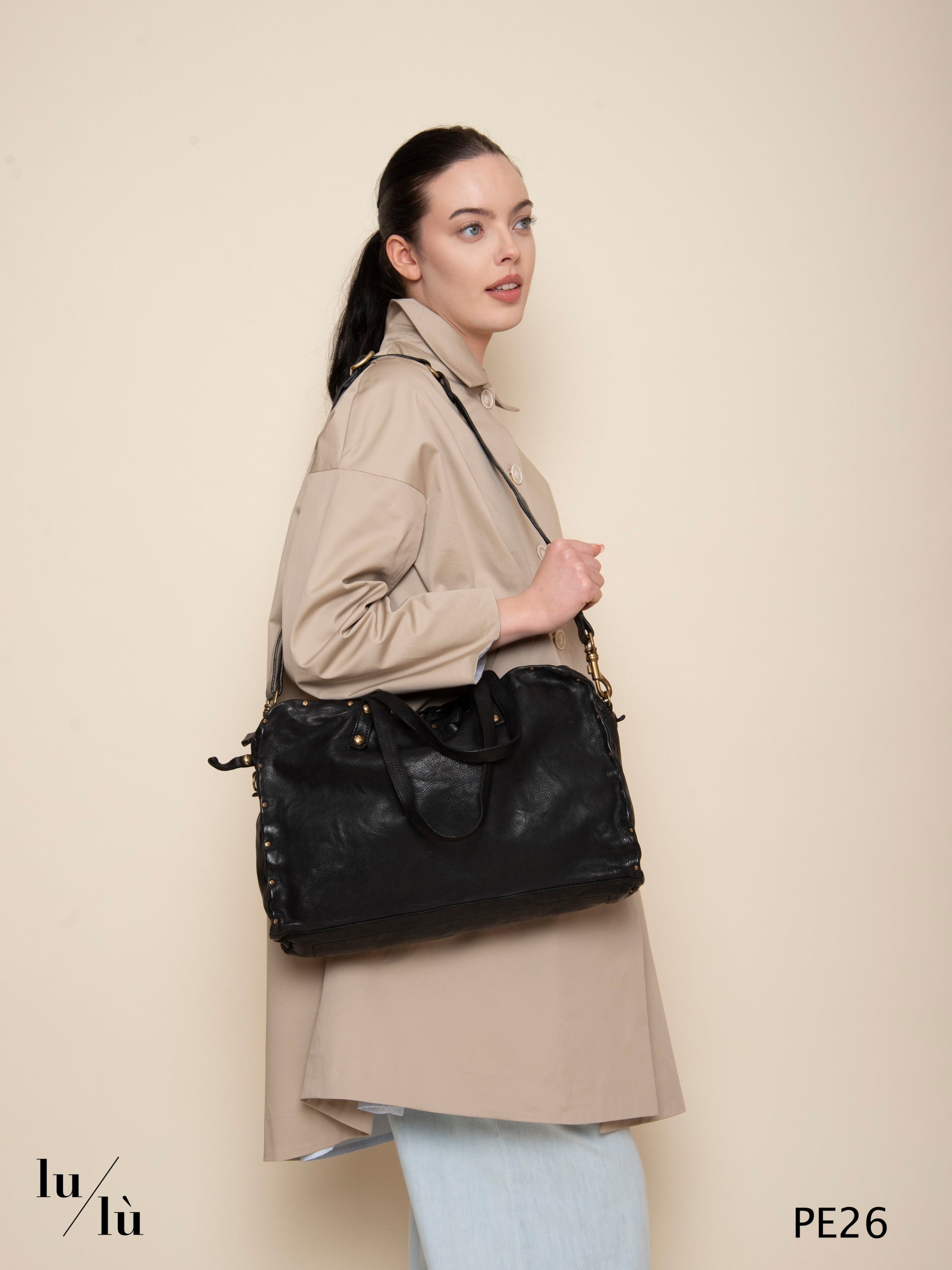 Clelia - Borsa nera in pelle con borchie
