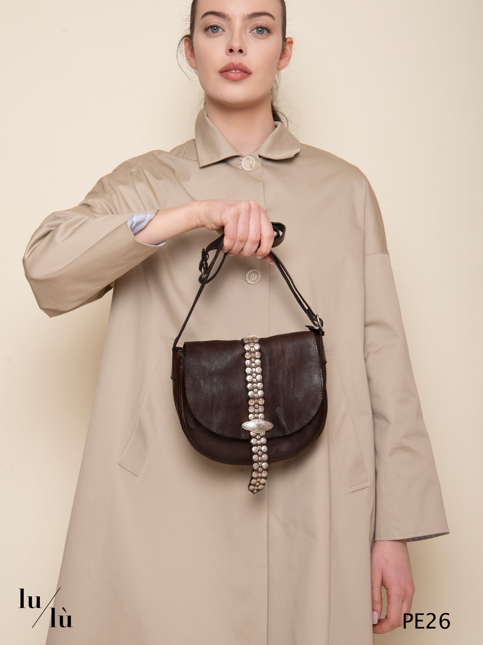 Linda - Borsa tracolla in pelle moro con borchie