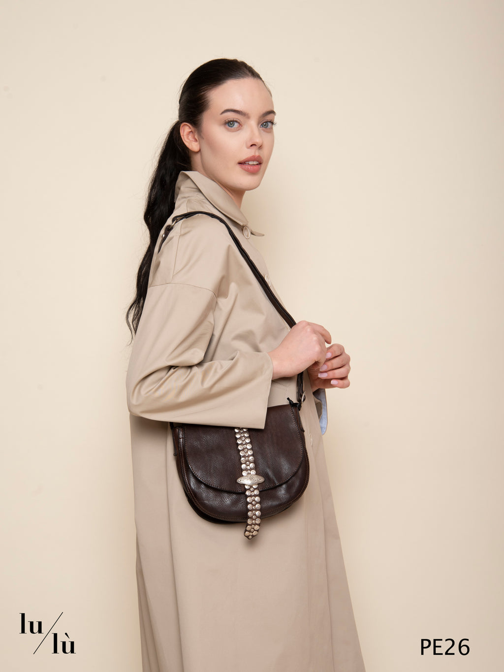 Linda - Borsa tracolla in pelle moro con borchie