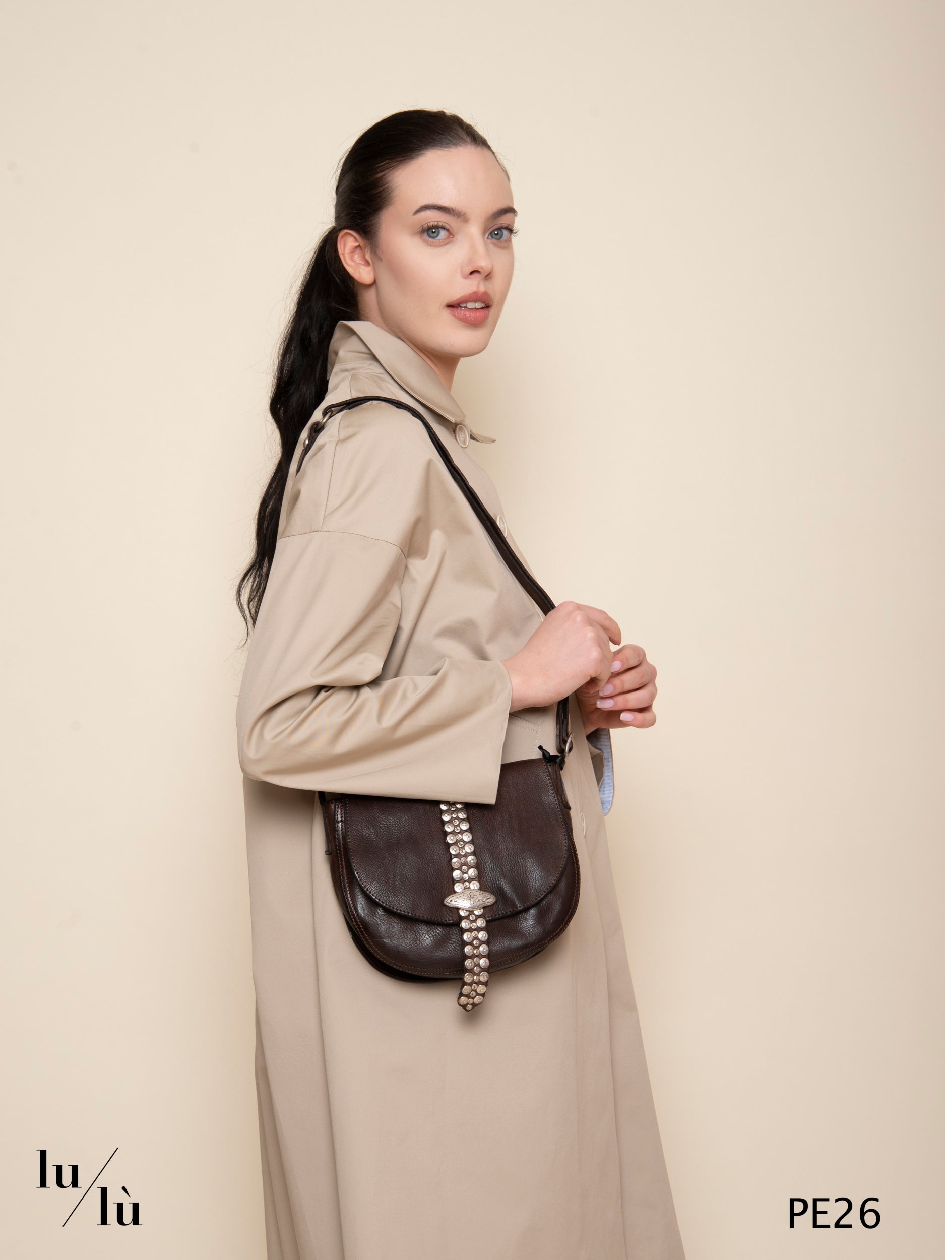 Linda - Borsa tracolla in pelle moro con borchie