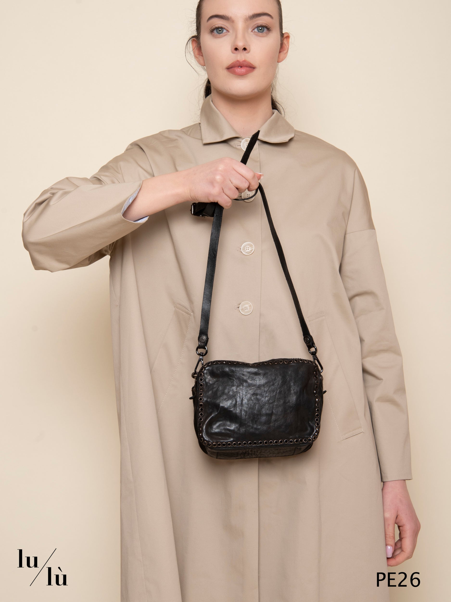 Kate - Borsa camera in pelle nera con borchie