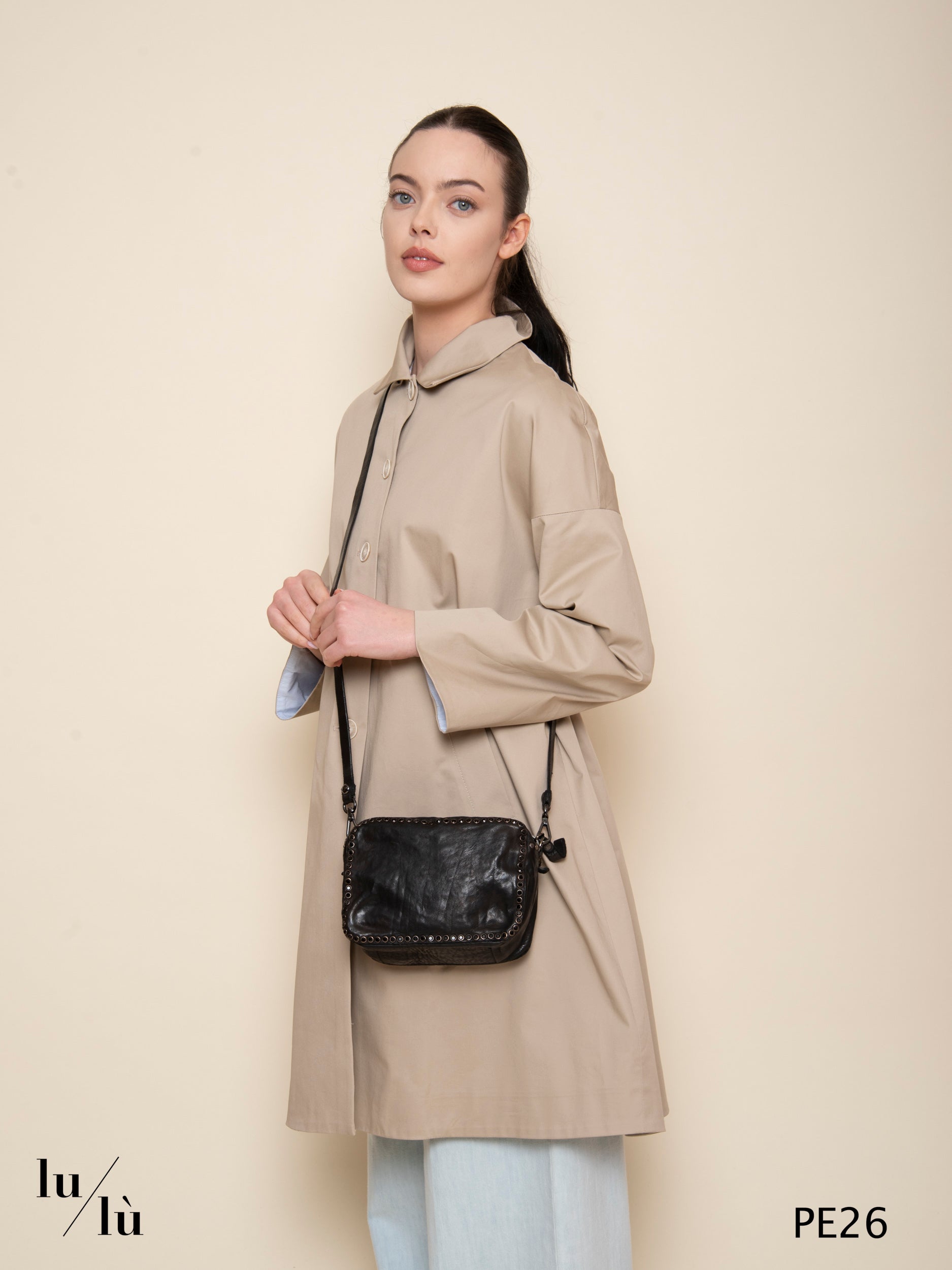 Kate - Borsa camera in pelle nera con borchie