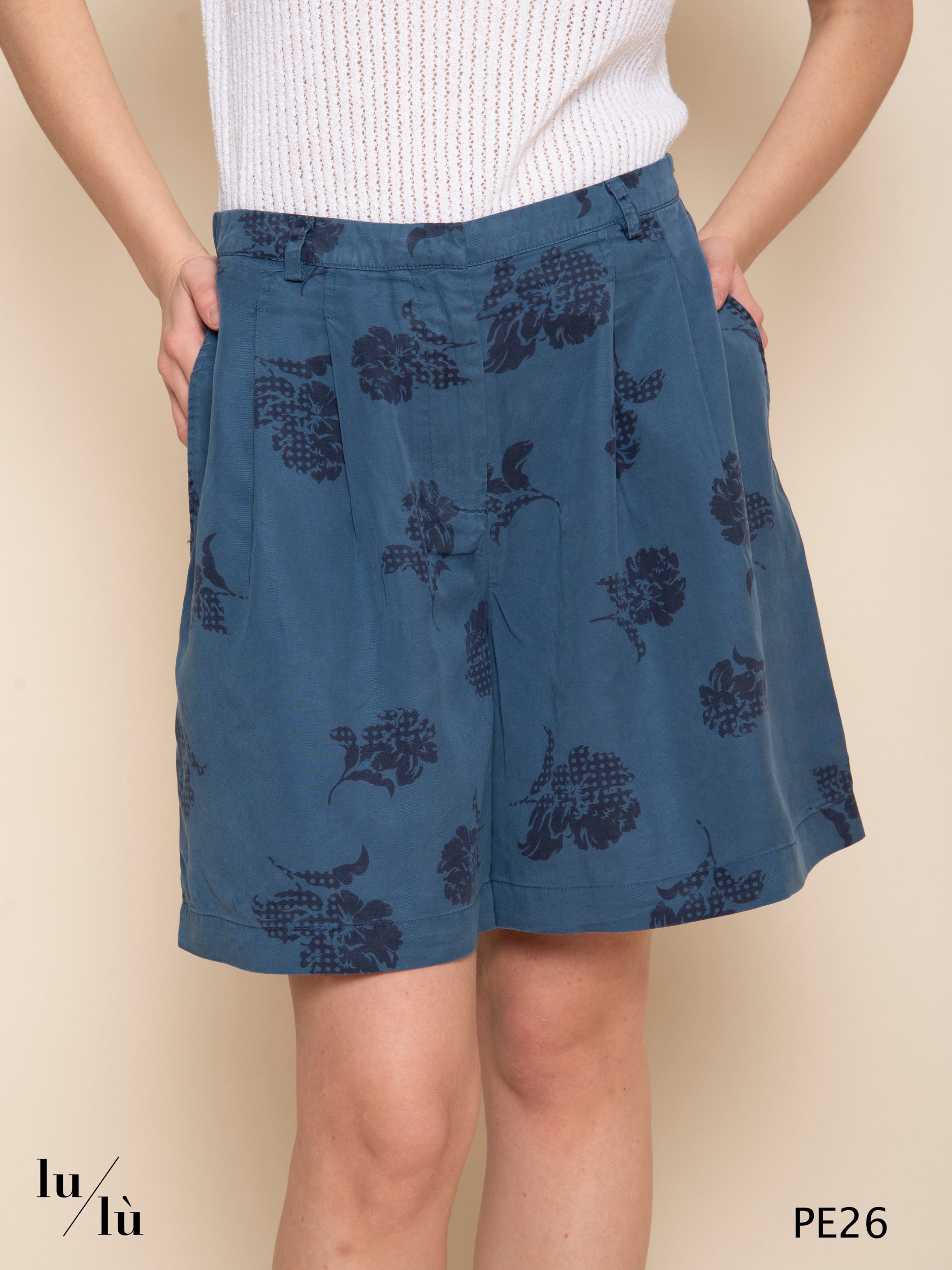 Aino - Bermuda in Tencel stampato vita alta con pinces